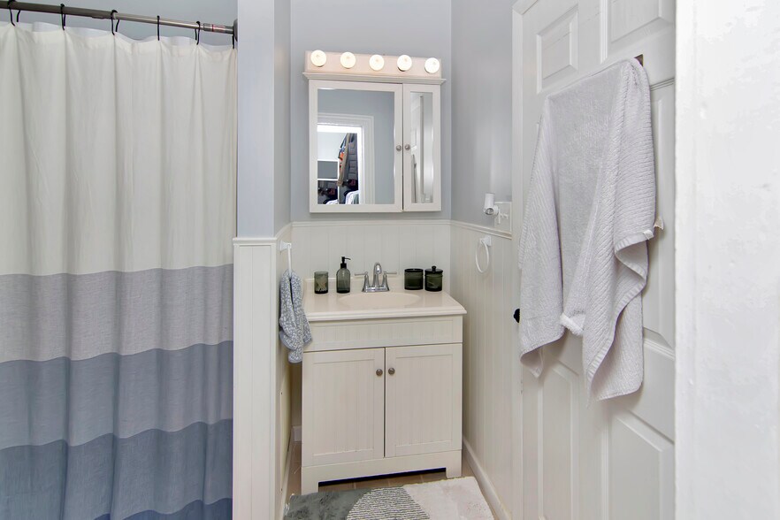 Building Photo - 452 42nd St