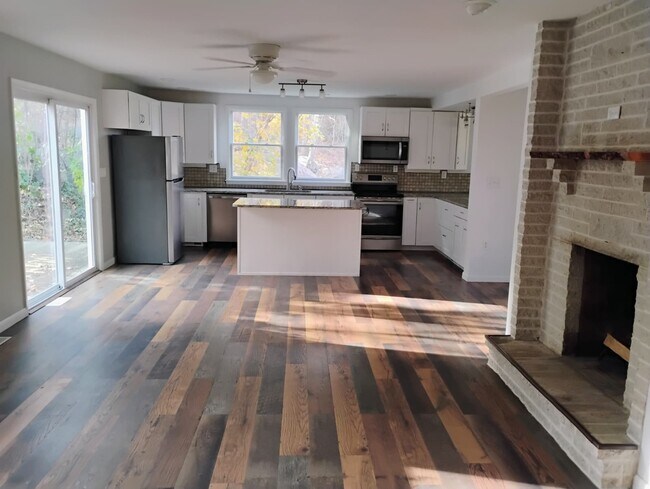 Building Photo - 110 W Fairview St