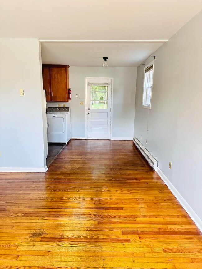 Building Photo - 813 Montrose Ave