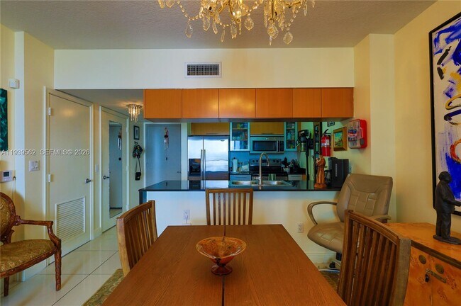 Building Photo - 1750 N Bayshore Dr