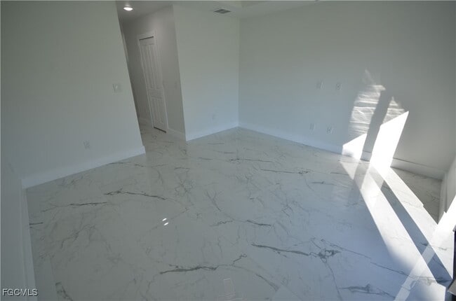 Building Photo - 1242 Hathor St E