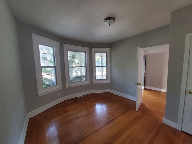 Building Photo - 721 Winchester Ave