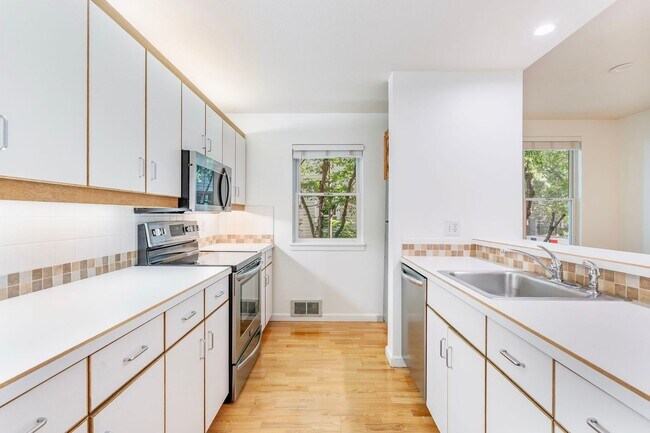 Building Photo - Riverplace Condominiums - 1 bed/1 bath corner unit w/parking/storage/balcony/fireplace