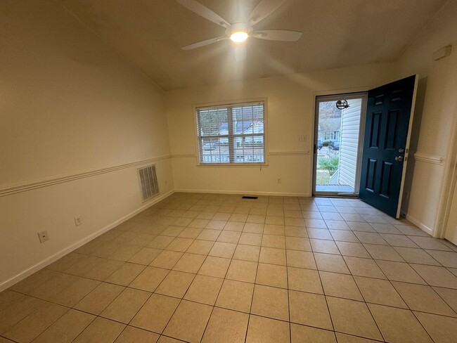 Building Photo - 136 Creek Commons Ave