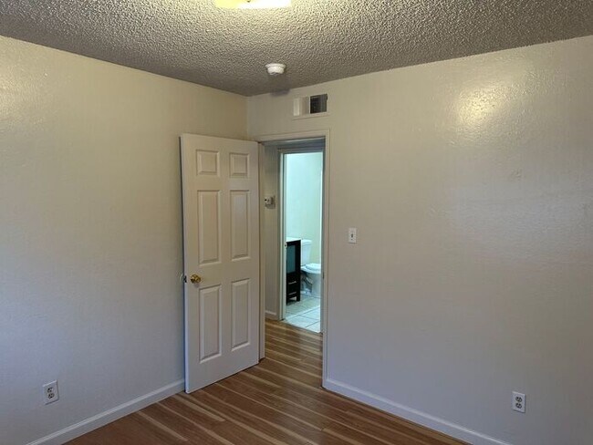 Building Photo - 3 Bedroom 1 Bathroom Duplex