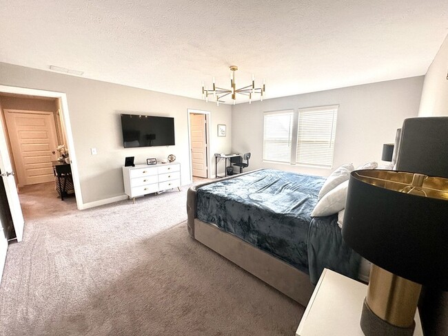 Building Photo - Furnished House in Avon