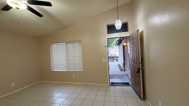 Building Photo - Freshly Painted 3 bedroom/2 bathroom Peoria Home!