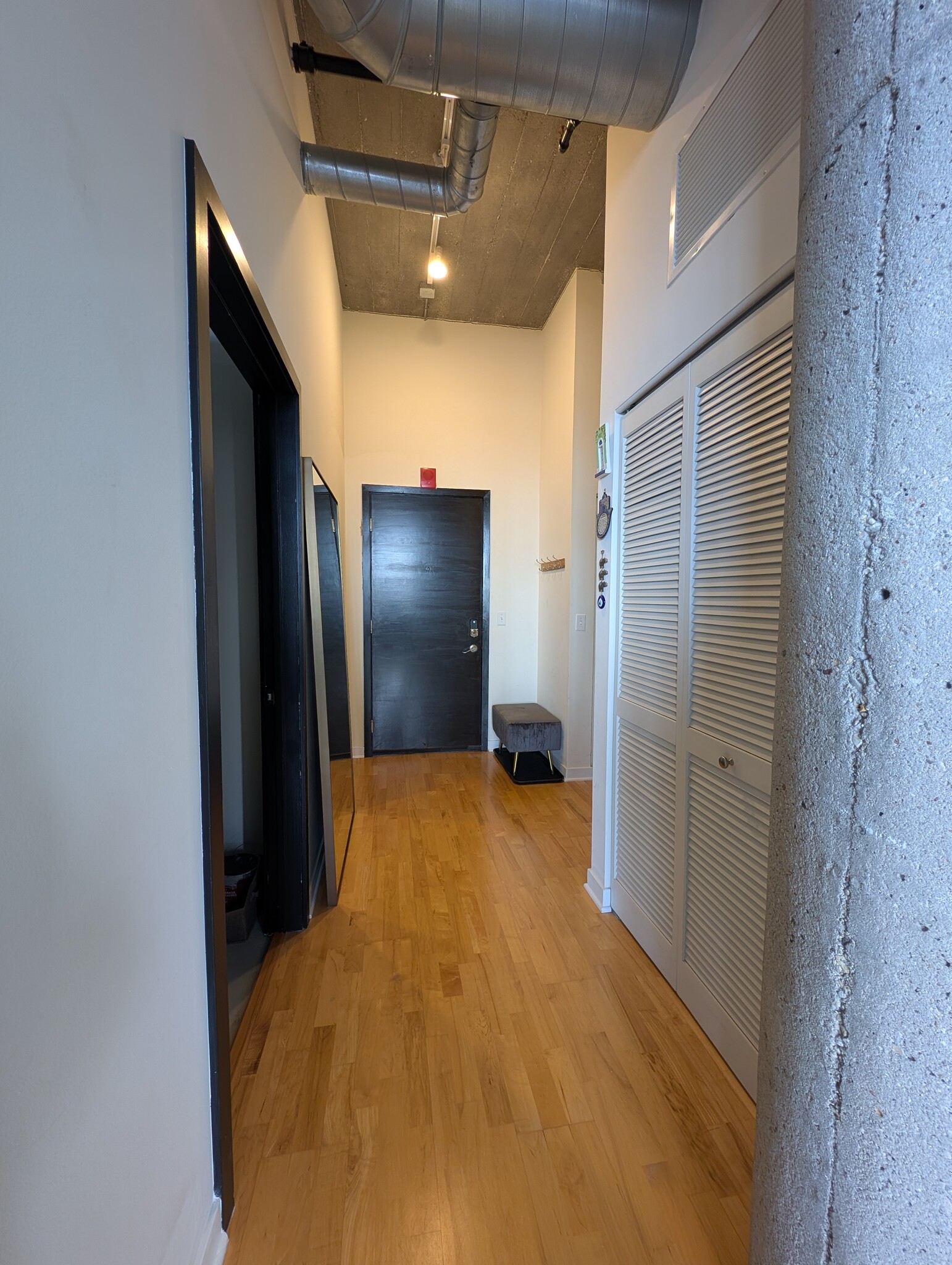 Entryway - 3963 W Belmont Ave