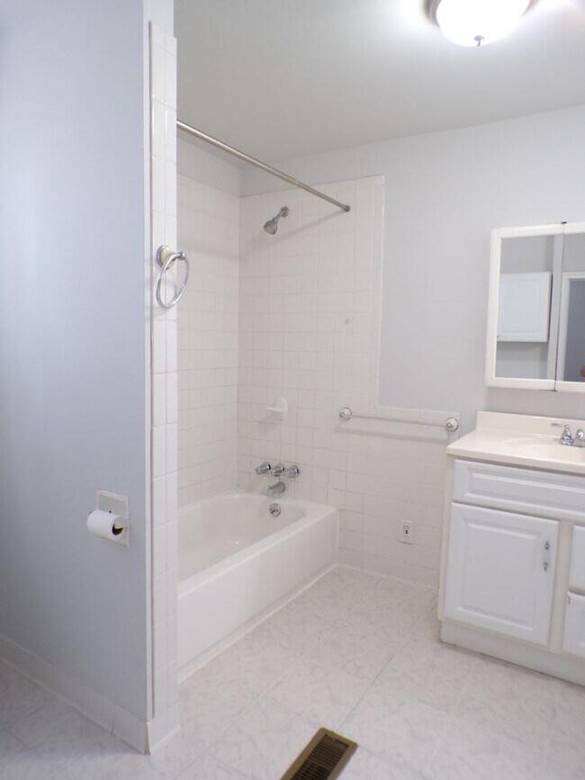Building Photo - 3 BDRM, 2 BA Rambler w/ Basement - Great l...