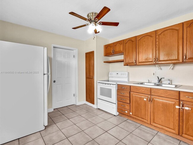 Building Photo - 5611 SW 37th St