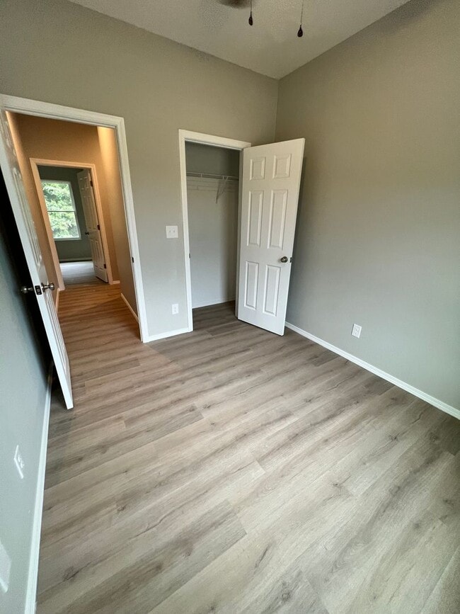 Building Photo - 1/2 Off First months Rent!!!  4 bedroom 2 bath Bolivar MO