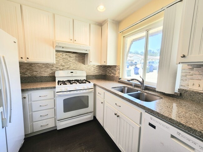 Building Photo - 2 bedroom townhouse