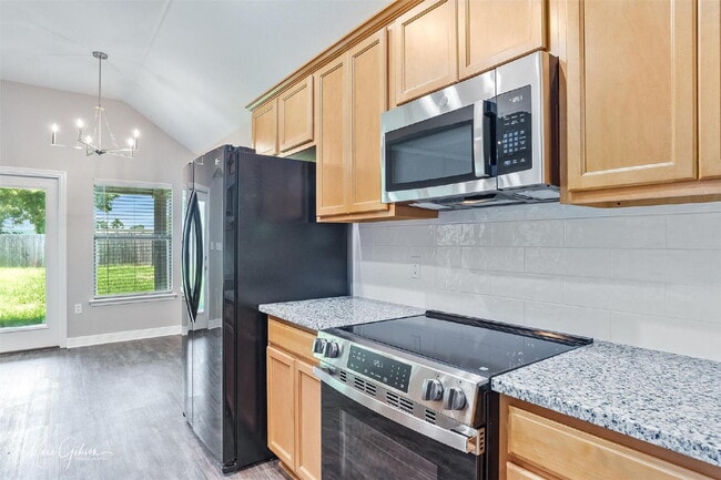 Building Photo - "Charming 3-Bedroom Retreat with 2 Full Ba...