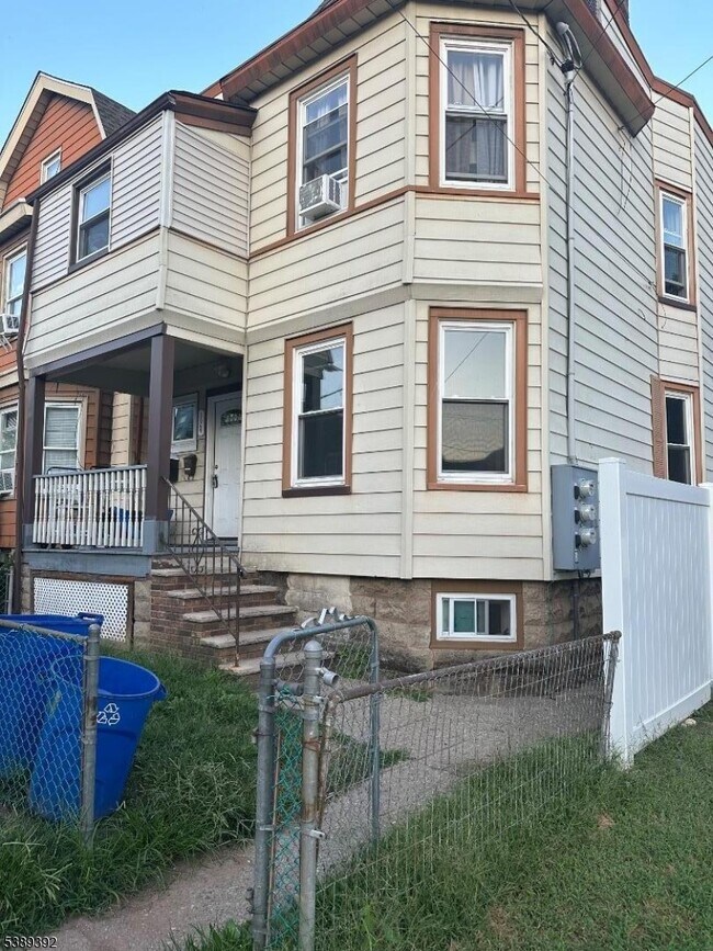 Building Photo - 174 Watson Ave