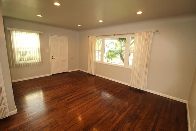 Building Photo - Quaint Midtown Ventura Duplex w/Many Upgra...