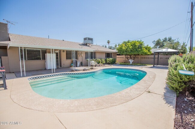 Building Photo - 1224 E Campus Dr