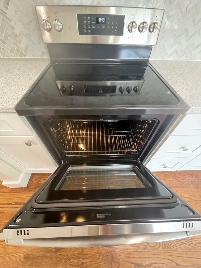 Building Photo - BEAUTIFLLY UPDATED TOWNHOME