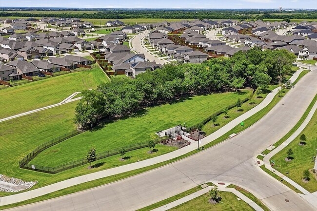 Building Photo - 508 Green Grass Dr
