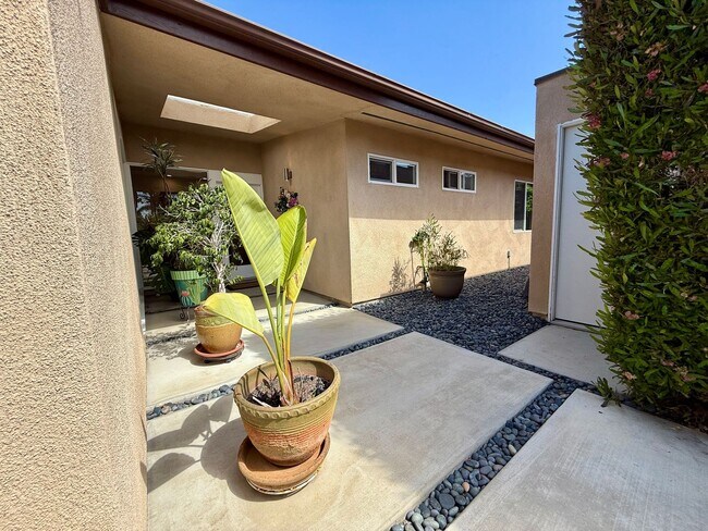 Building Photo - Luxury Furnished 4 Bedroom Home with Pool ...