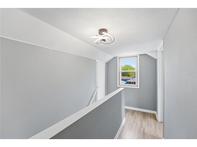 Building Photo - 1697 Rose Pl W