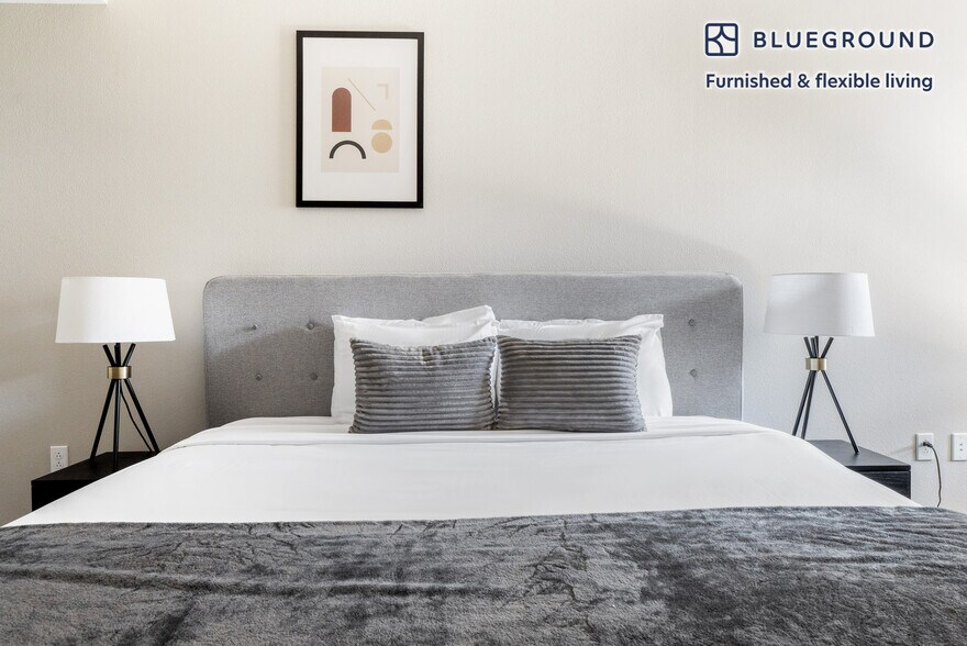 Building Photo - 3560 Rambla Pl