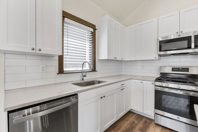 Building Photo - Beautiful Newer Condo near Monforton School
