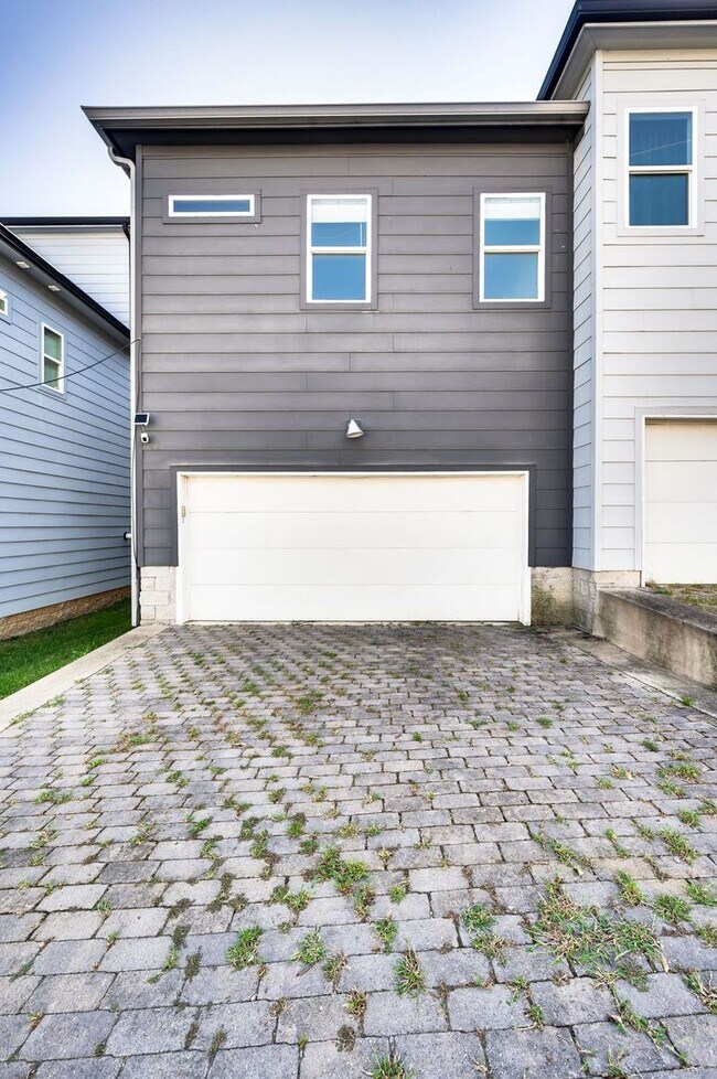 Building Photo - Modern 3BR/3.5BA home in Sylvan Summit, just minutes from downtown!