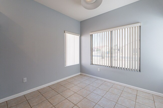 Building Photo - Sun City - 2 Bedrooms plus den!