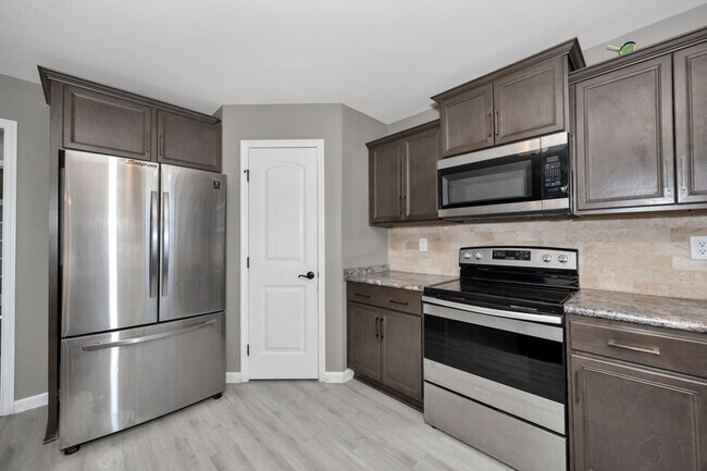 Building Photo - Fresh Paint & New Carpet! 4BR with Fenced Yard