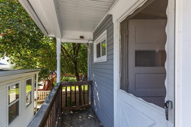 Building Photo - 39 Mead St