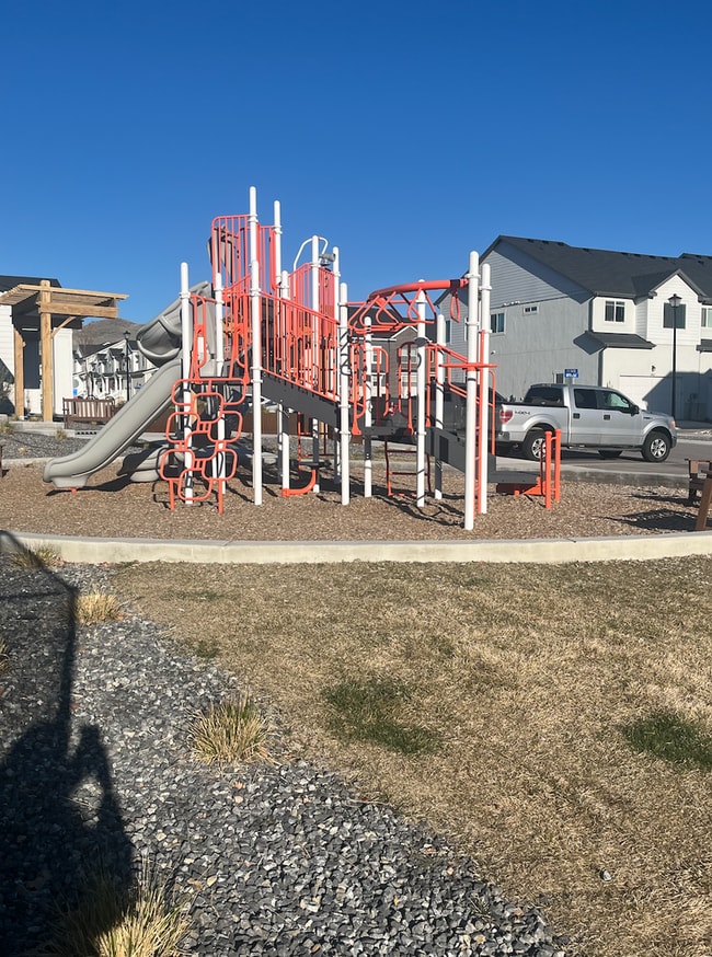 Building Photo - Three Bedroom Partially Furnished Townhome in Lehi