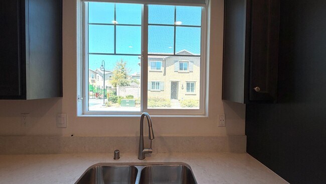 Building Photo - Modern Townhouse in Fairview Community of Bonsall