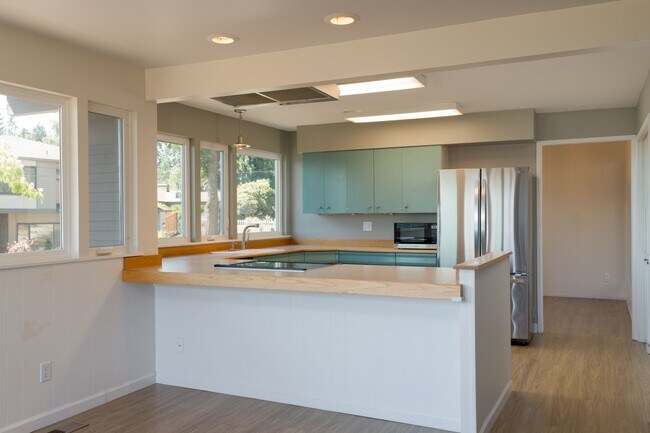 Building Photo - Exceptional Bellevue Home | Lake Sammamish Views | 5 Bed | 3 Bath | 3,380 Sq Ft