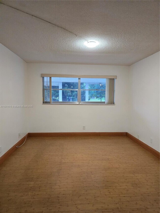 Building Photo - 950 Hillcrest Dr