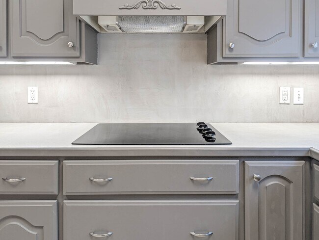 Building Photo - 10631 Del Monte Dr