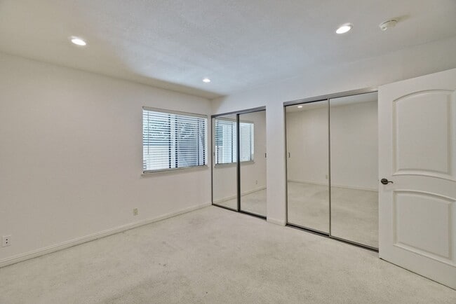 Building Photo - 2201 Monroe #505
