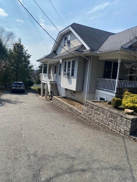 Good Parking Area! - 107 Garside Ave