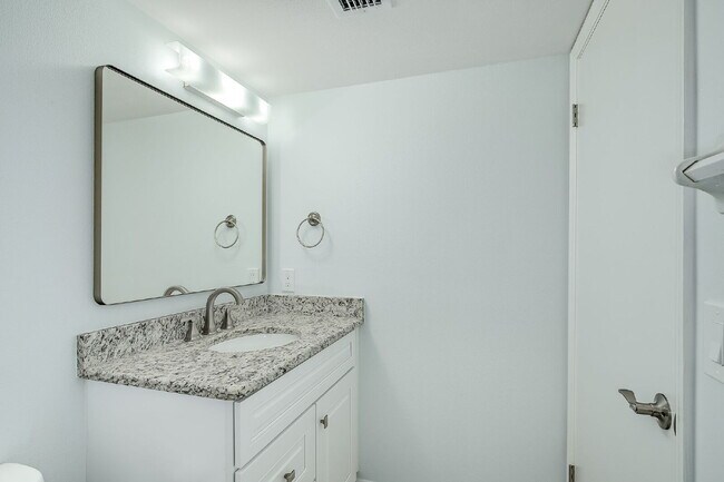Building Photo - 1/1 Oceanfront condo with resort-like amenities!