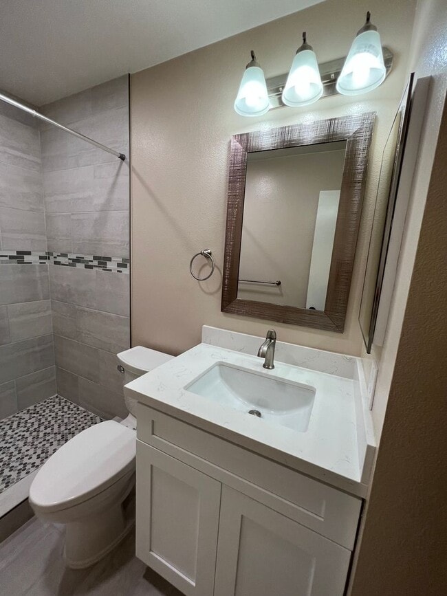 Building Photo - Very Updated Newport Home in Leisure Village