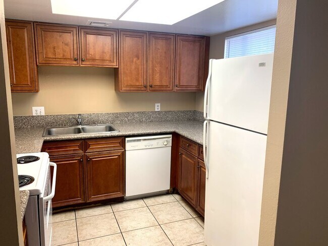 Building Photo - Check out this Freshly Painted and New Flo...