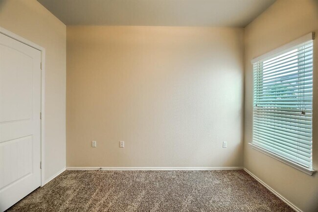 Building Photo - 10001 Pinnacle Crest Loop