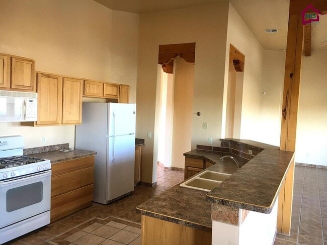 Building Photo - Great 3/2, Awesome Views, Spacious