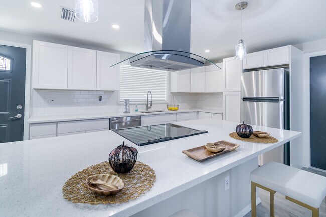 Building Photo - 6443 Lomand Ave