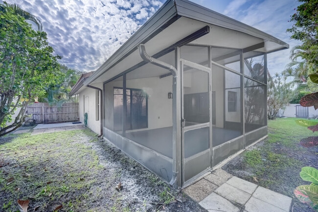 Building Photo - 1135 NW 22nd Ave