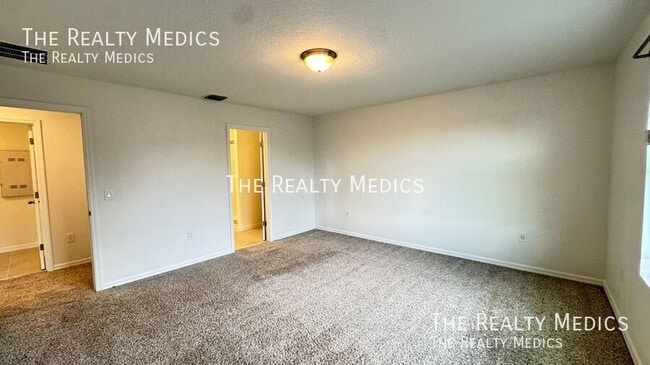 Building Photo - 2401 White Tail St