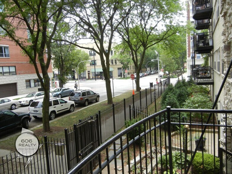 Building Photo - 6954 N Greenview Ave