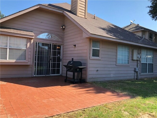 Building Photo - AVAILABLE NOW 3 Bedroom 2 Bath Home in For...