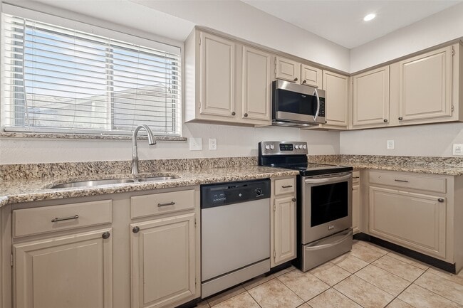 Building Photo - 22607 Fincastle Dr