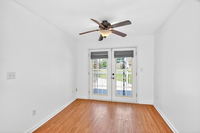 Building Photo - 3008 Lakeshore Dr
