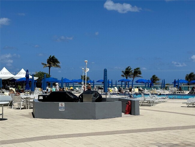 Building Photo - 2030 S Ocean Dr